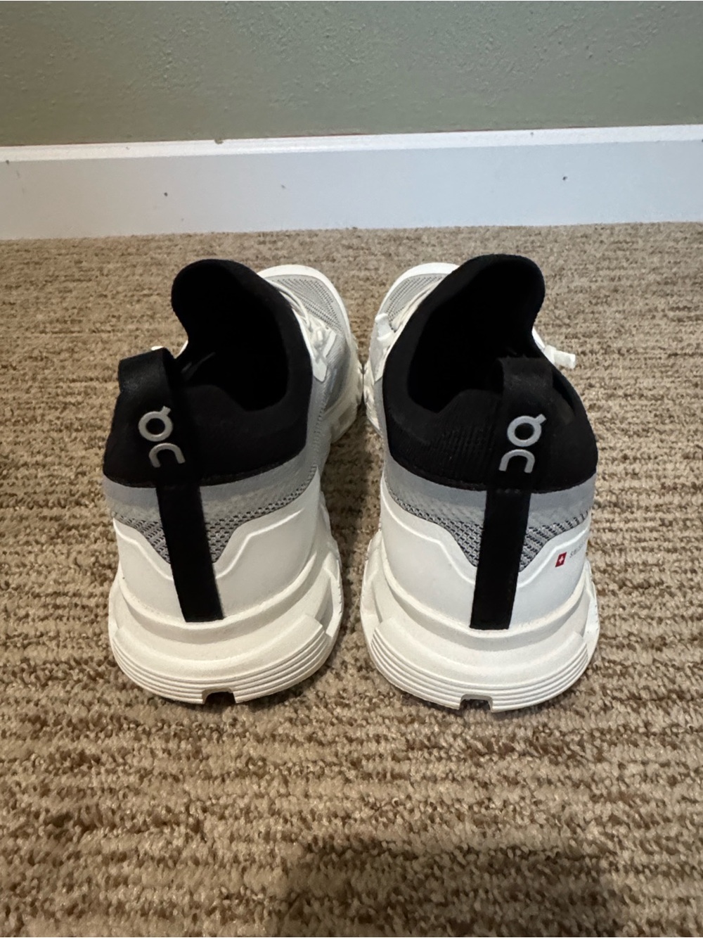 On Running Cloud 6 Versa Women’s White and Black Shoes